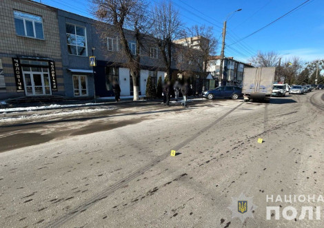 У центрі Охтирки водій вантажівки збив пенсіонерку на "зебрі"