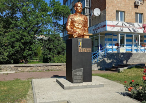 В Охтирці виправили помилку з фарбуванням пам'ятника Олексію Бересту