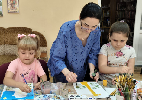 Діти малювали жирафів та дарували радість в охтирській бібліотеці