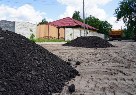 Продовжується підсипання та грейдерування доріг у місті