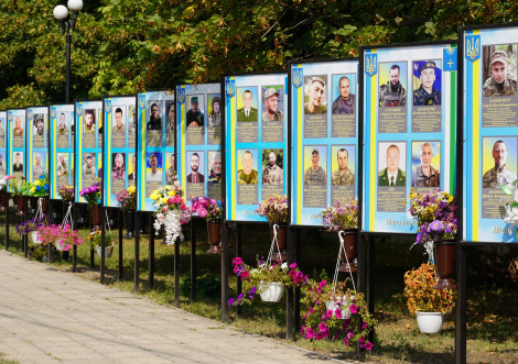 Несемо квіти, пам'ятаємо, сумуємо
