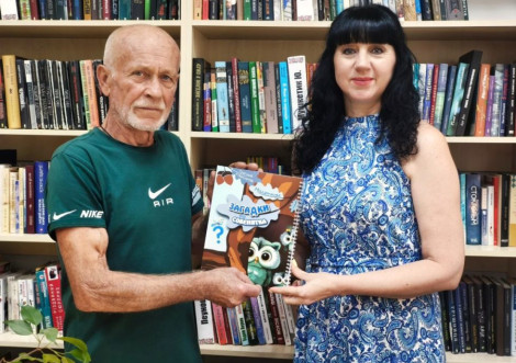 Охтирський поет подарував дитячу книгу бібліотеці