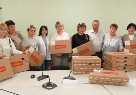 Охтирські вчителі отримали ноутбуки від програми FRU-ПСУ