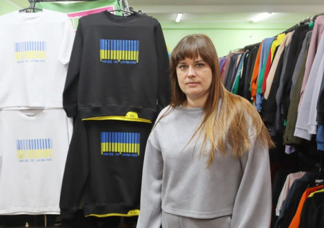 В Охтирці шиють одяг з патріотичними принтами за грантові кошти