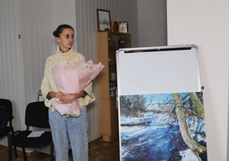 Картини та розписані військові артефакти в Охтирці відкрили художню виставку волонтерки
