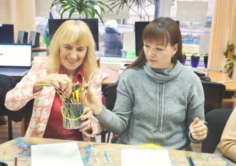 «Тепло зими у фарбах»: мистецький майстер-клас для дорослих в Охтирці