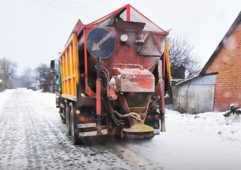 Обережно ожеледиця комунальники працюють у посиленому режимі