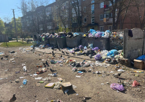 Місто захлинається у смітті