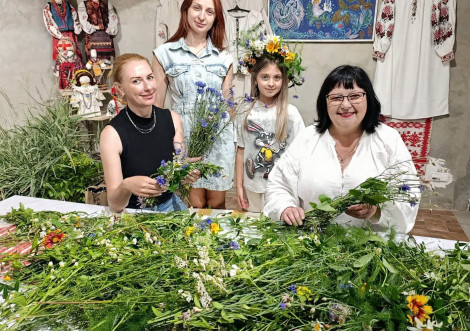 У музеї Охтирки провели майстер-клас із плетіння купальських вінків