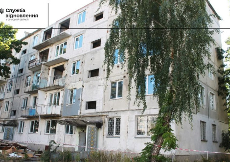 В Охтирці відновлюють пошкоджену ракетним ударом п’ятиповерхівку